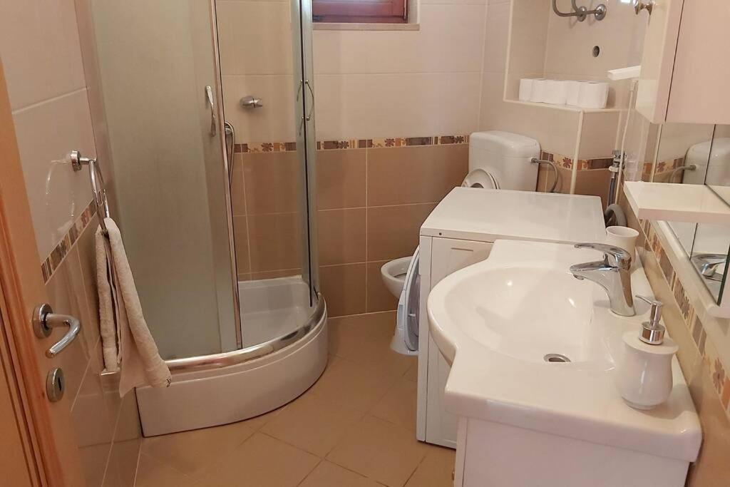 Beautiful Apartment 80 M From The Sea Marusici  Buitenkant foto