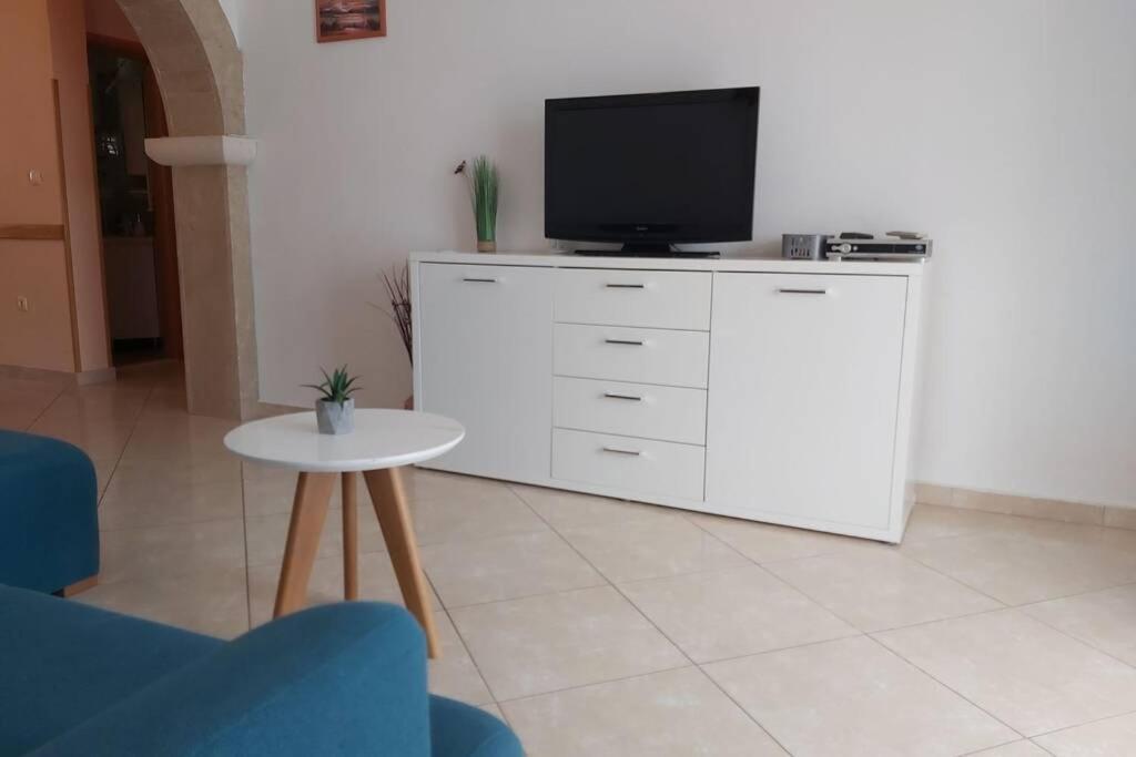 Beautiful Apartment 80 M From The Sea Marusici  Buitenkant foto